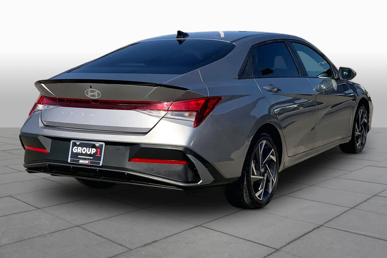 Used 2025 Hyundai Elantra Sport FWD image 12