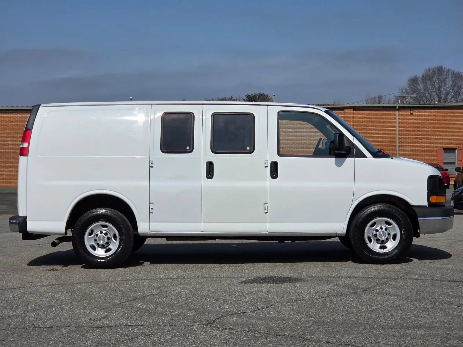 Used 2014 Chevrolet Express 2500 RWD image 4
