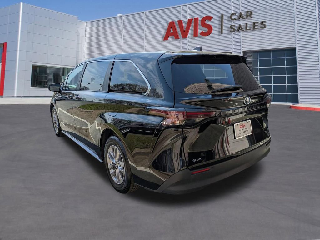 Used 2025 Toyota Sienna LE image 9
