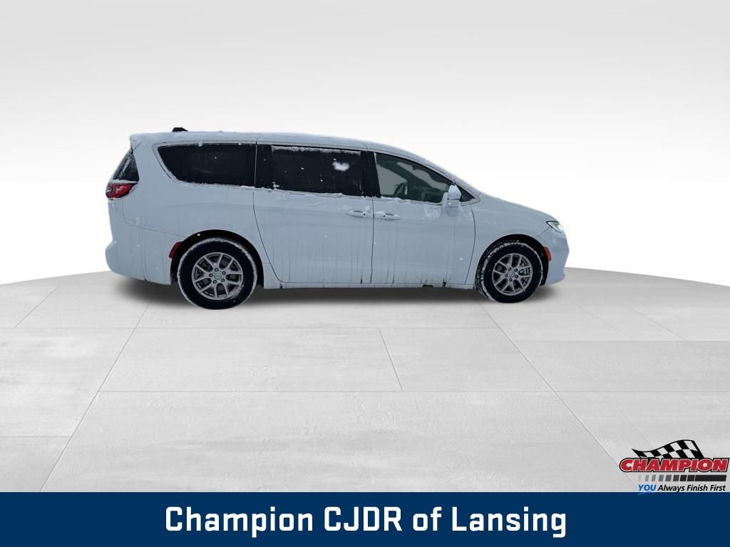 Used 2025 Chrysler Pacifica Select image 5