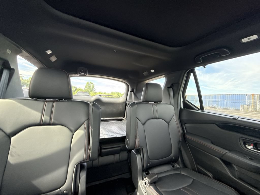 Used 2025 Honda Pilot TrailSport image 32