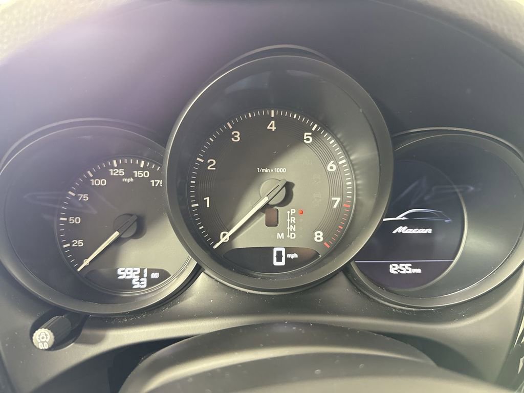 Certified 2025 Porsche Macan image 36