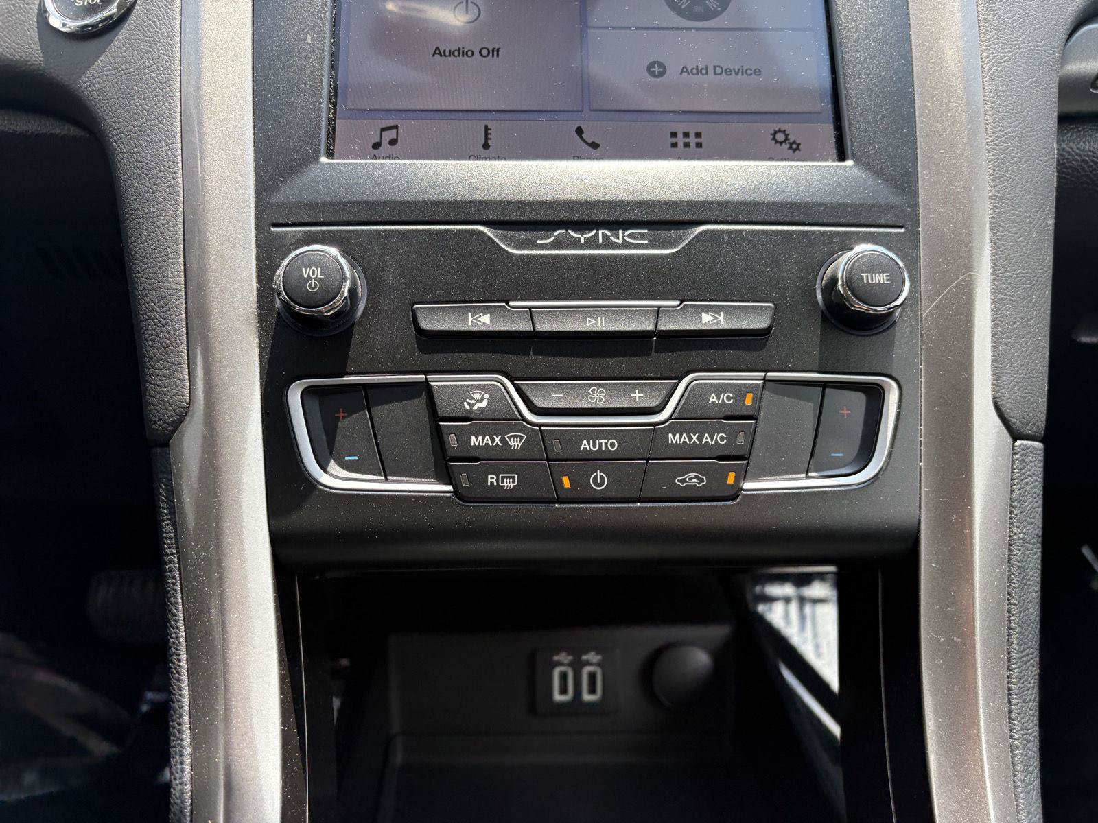 Used 2019 Ford Fusion SE FWD image 15