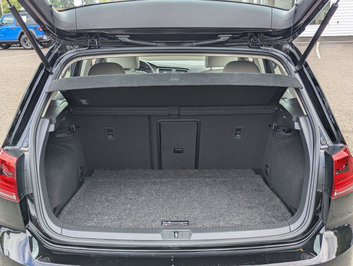 Used 2016 Volkswagen Golf SE w/ Lighting Package FWD image 29