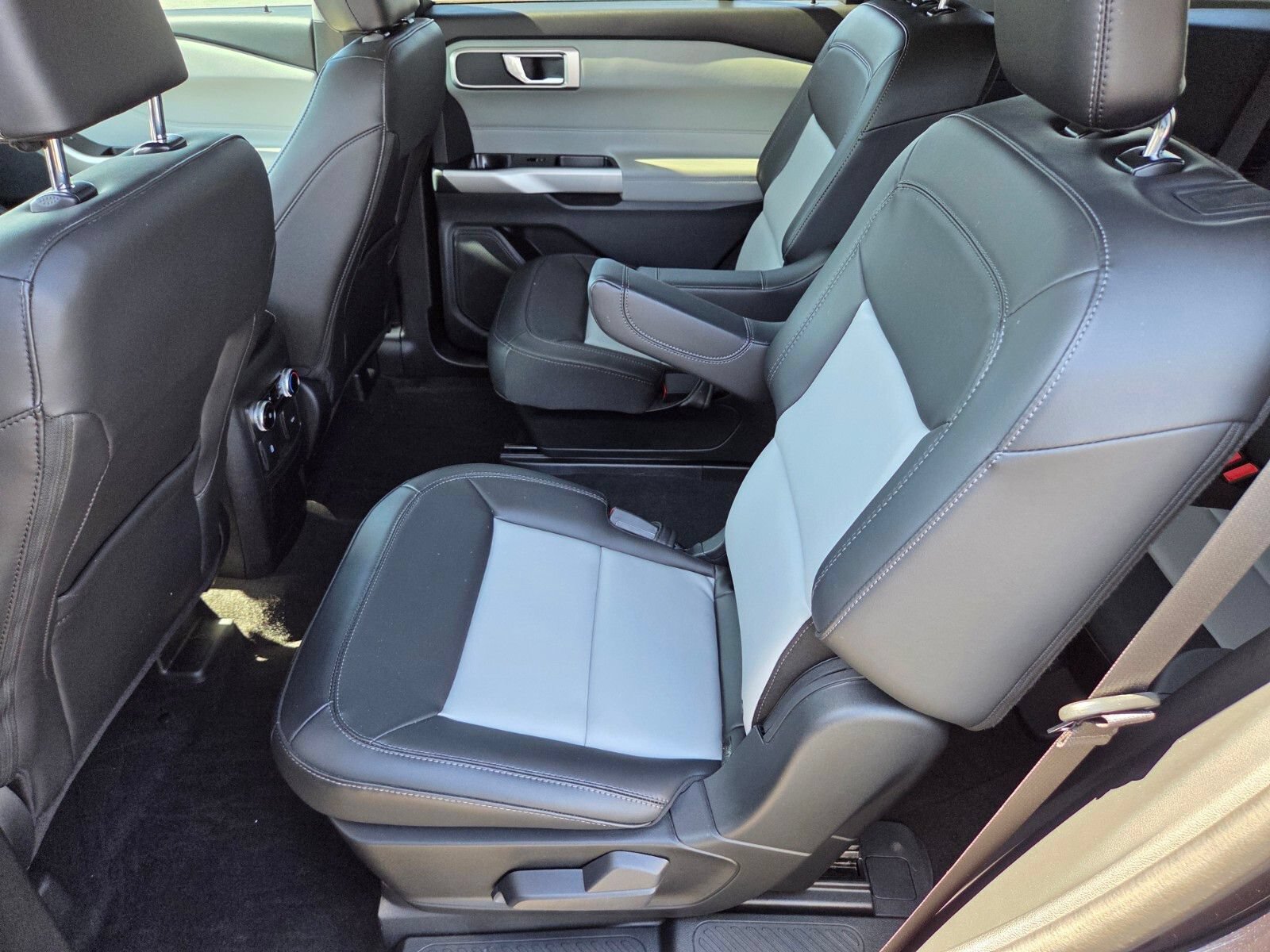 Certified 2023 Ford Explorer XLT w/ Equipment Group 202A RWD image 11