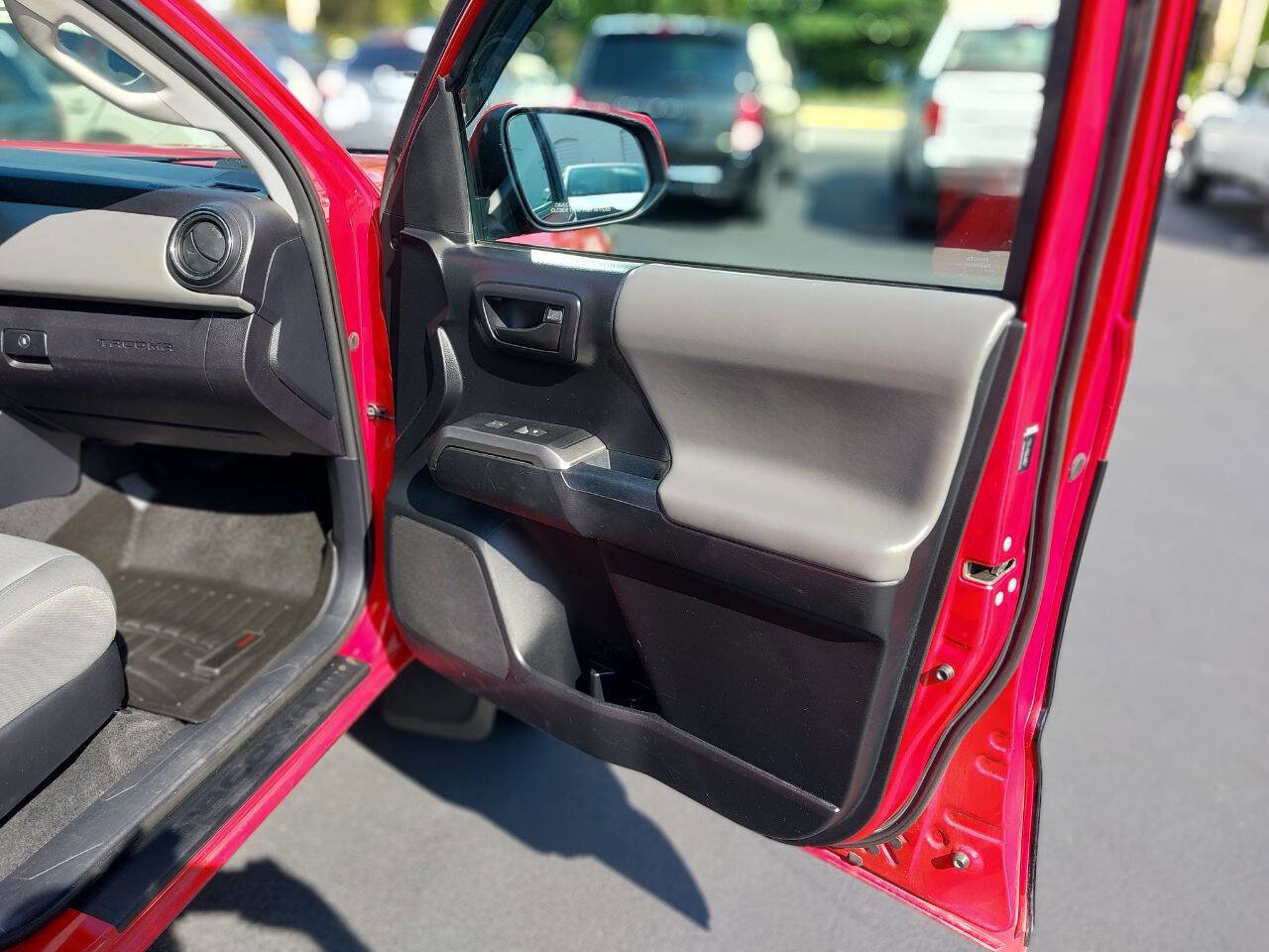 Used 2017 Toyota Tacoma TRD Off-Road image 6