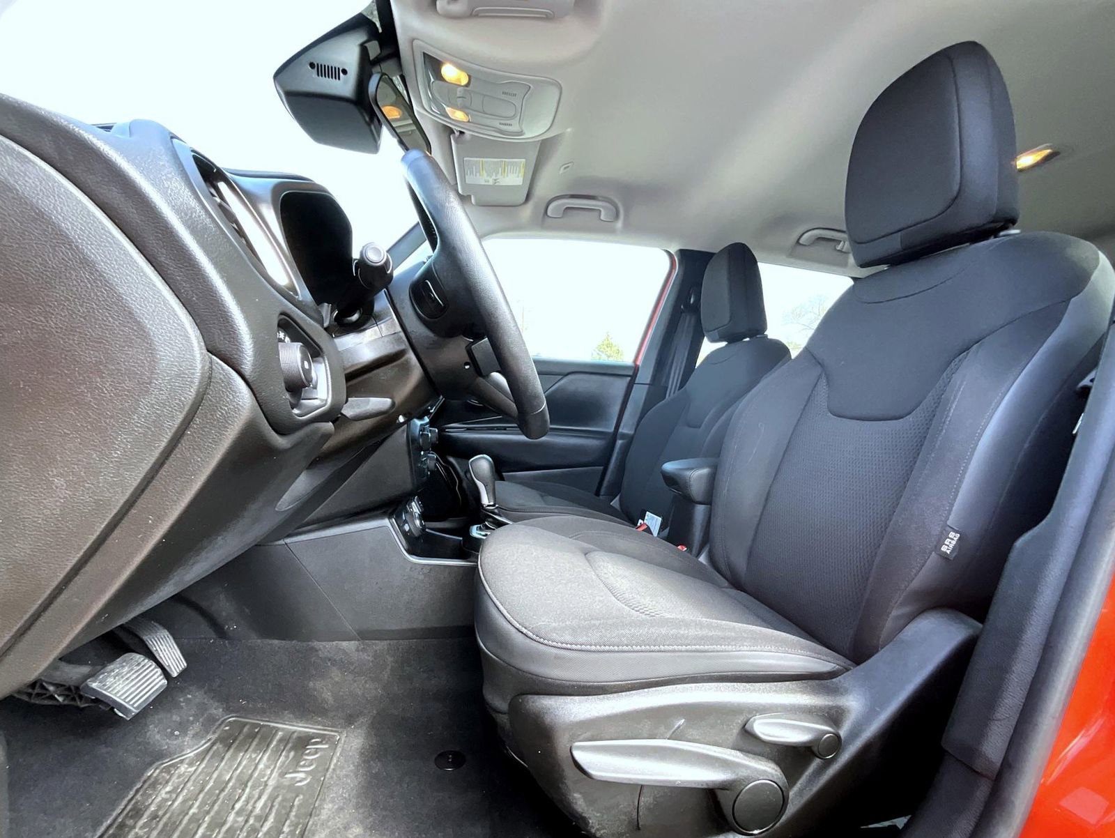 Used 2018 Jeep Renegade Altitude AWD/4WD image 11