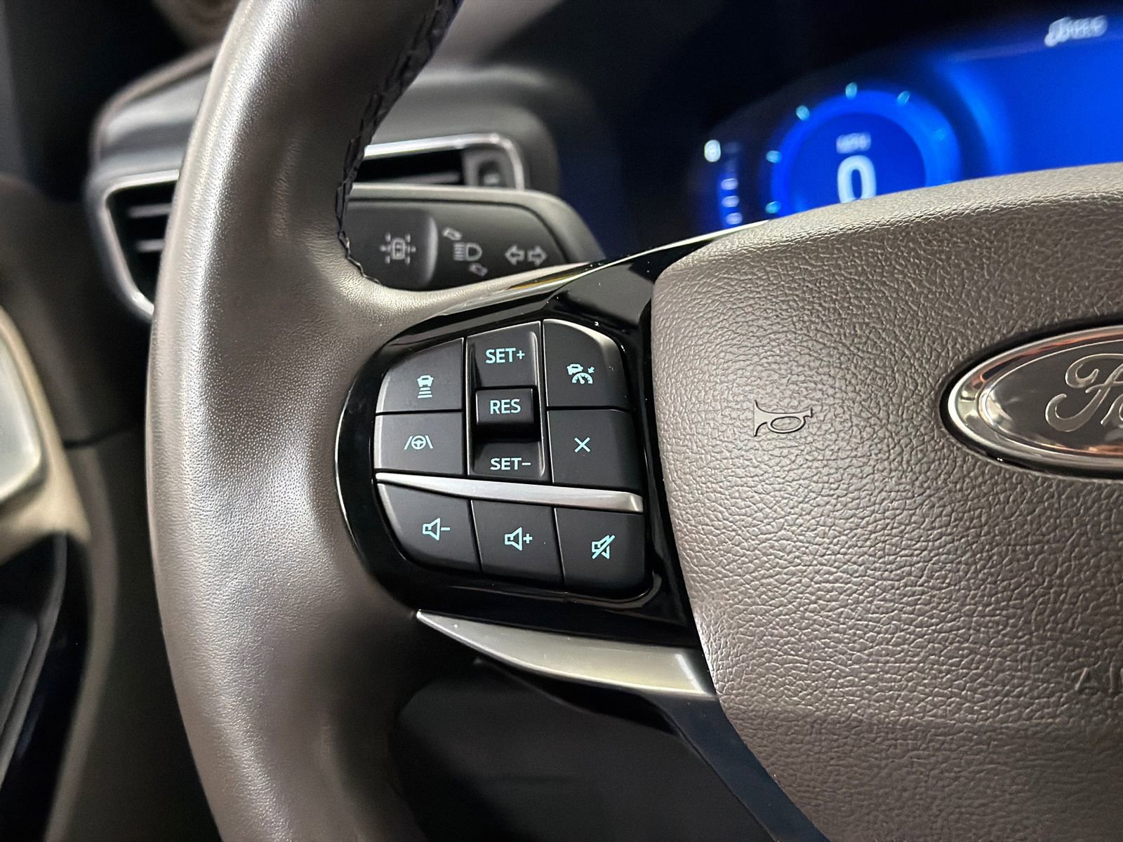 Used 2023 Ford Explorer Platinum w/ Technology Package image 24