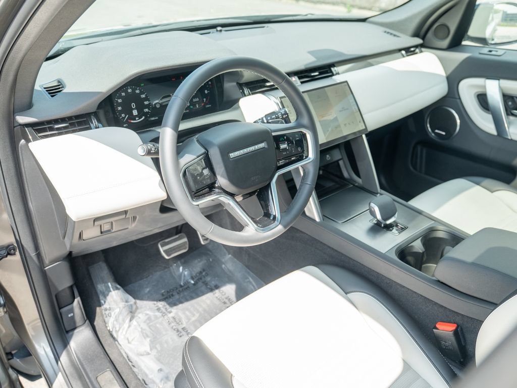Certified 2025 Land Rover Discovery Sport Dynamic SE AWD/4WD image 12
