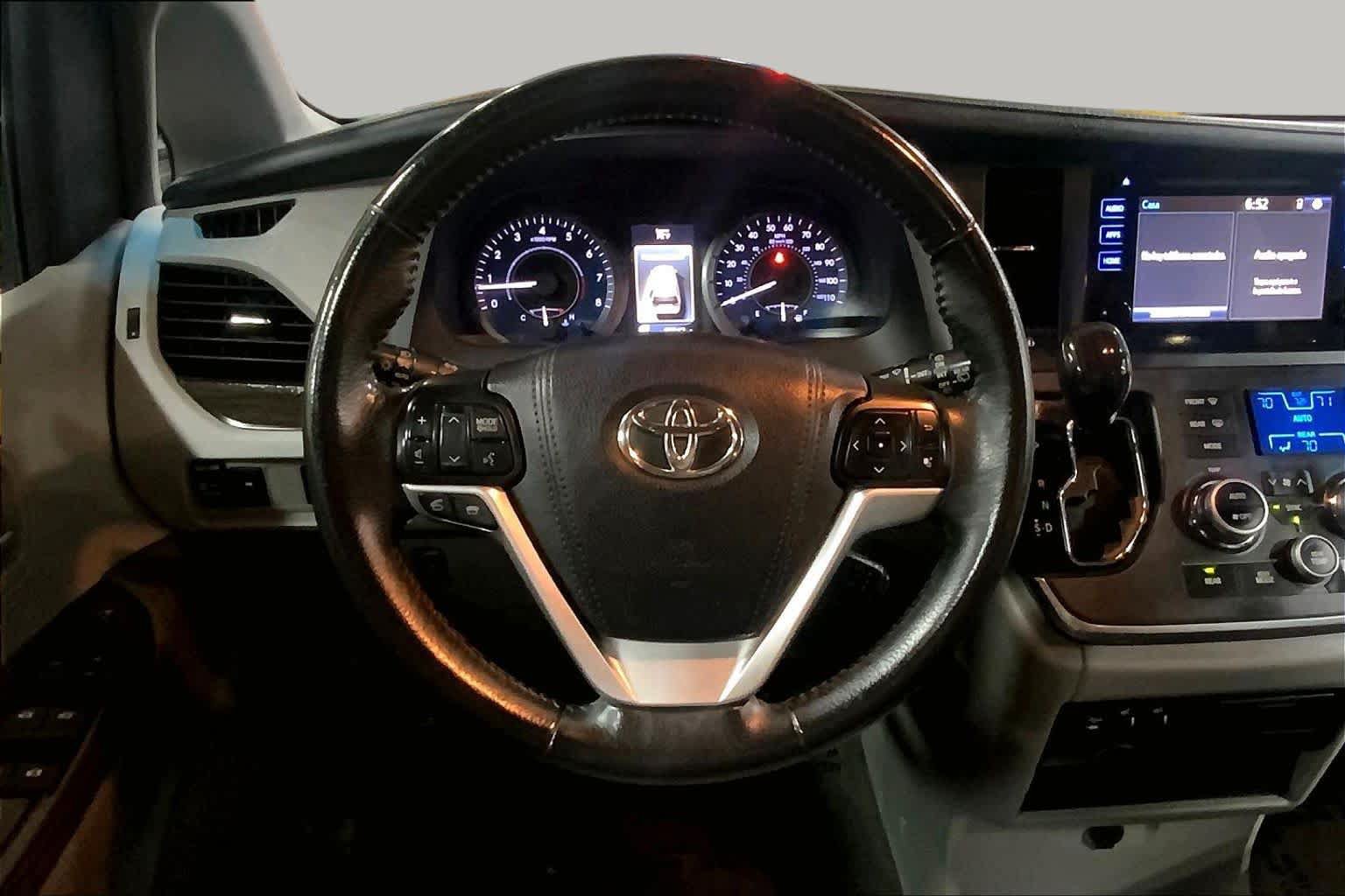 Used 2017 Toyota Sienna XLE FWD image 6