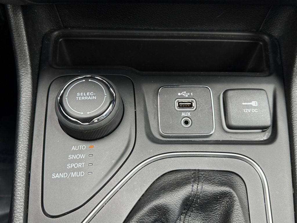 Used 2020 Jeep Cherokee Latitude Plus w/ Cold Weather Group AWD/4WD image 18