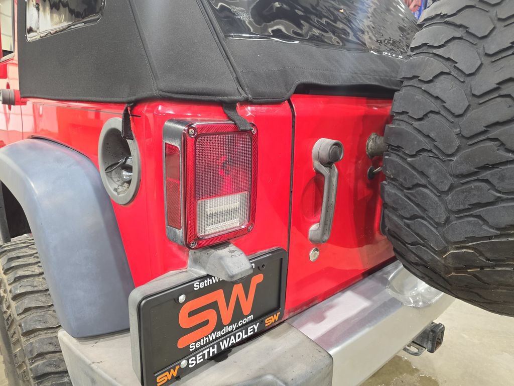 Used 2015 Jeep Wrangler Unlimited Sahara w/ Connectivity Group AWD/4WD image 33