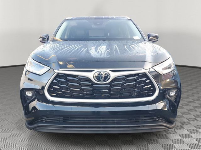 Used 2021 Toyota Highlander XLE FWD image 2