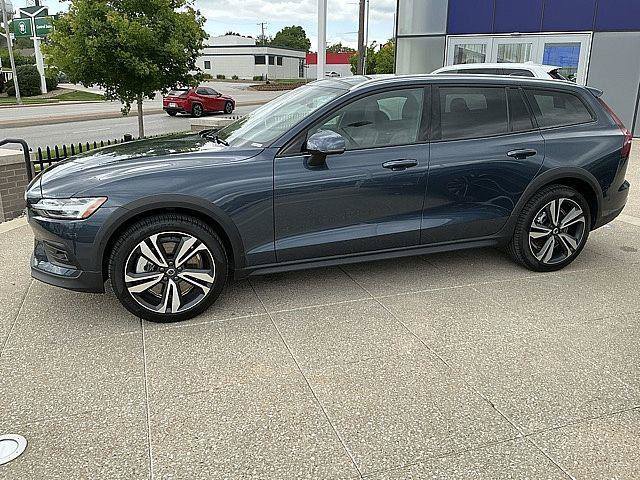 Certified 2026 Volvo V60 B5 Cross Country Plus w/ Climate Package AWD/4WD image 11