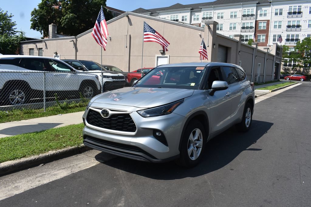 Used 2025 Toyota Highlander LE FWD image 2