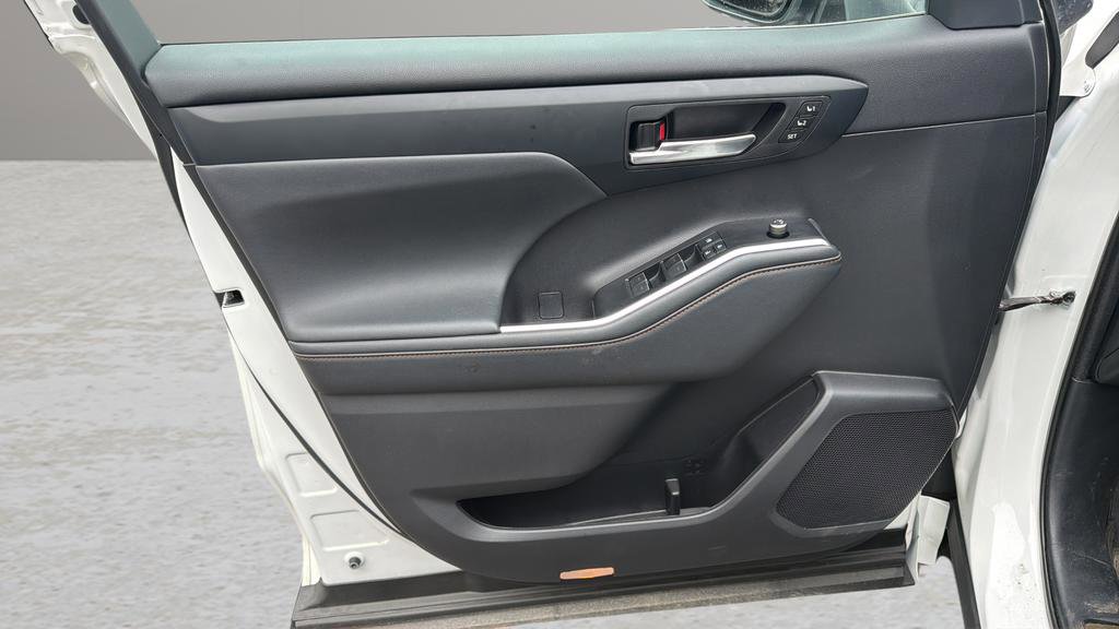 Used 2022 Toyota Highlander Bronze Edition image 10