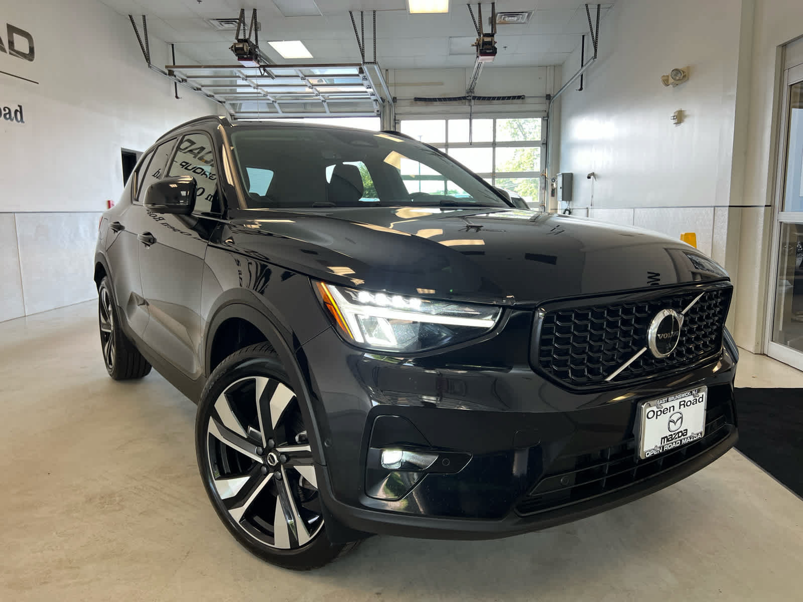 Used 2023 Volvo XC40 B5 Plus w/ Climate Package AWD/4WD image 9