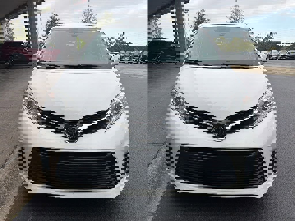 Used 2020 Toyota Sienna LE FWD image 3