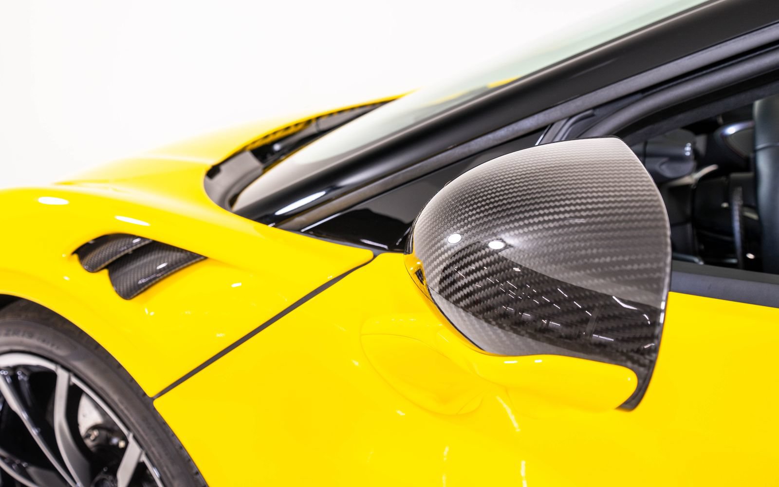 Used 2025 McLaren Artura Spider RWD image 15