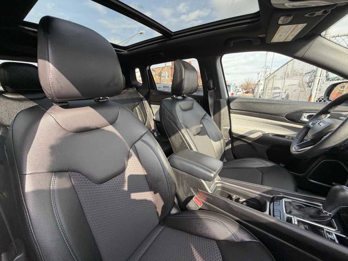 Used 2024 Jeep Compass Latitude w/ Sun and Sound Group image 24