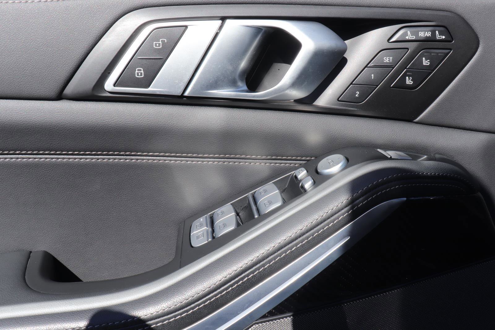 Used 2025 BMW X7 M60i image 27