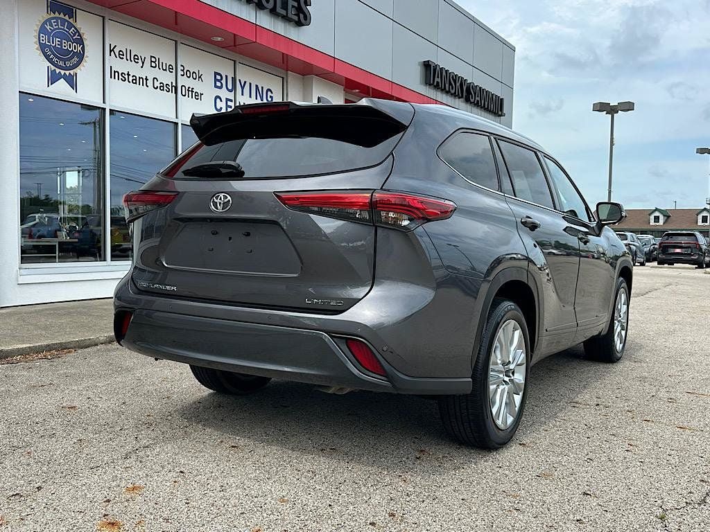 Certified 2023 Toyota Highlander Limited FWD image 6
