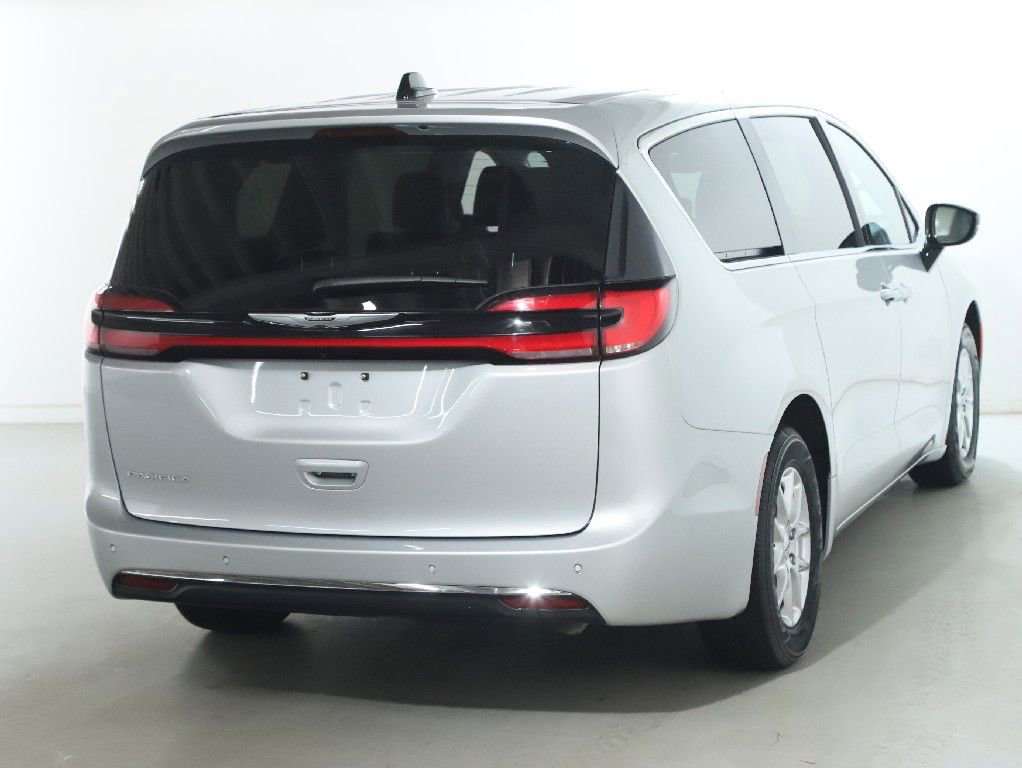Used 2024 Chrysler Pacifica Touring-L image 46