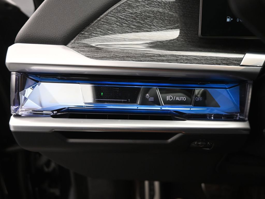 Used 2023 BMW 740i w/ Parking Assistance Package image 11