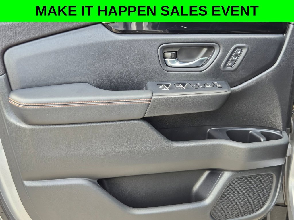 Used 2025 Honda Pilot TrailSport image 11