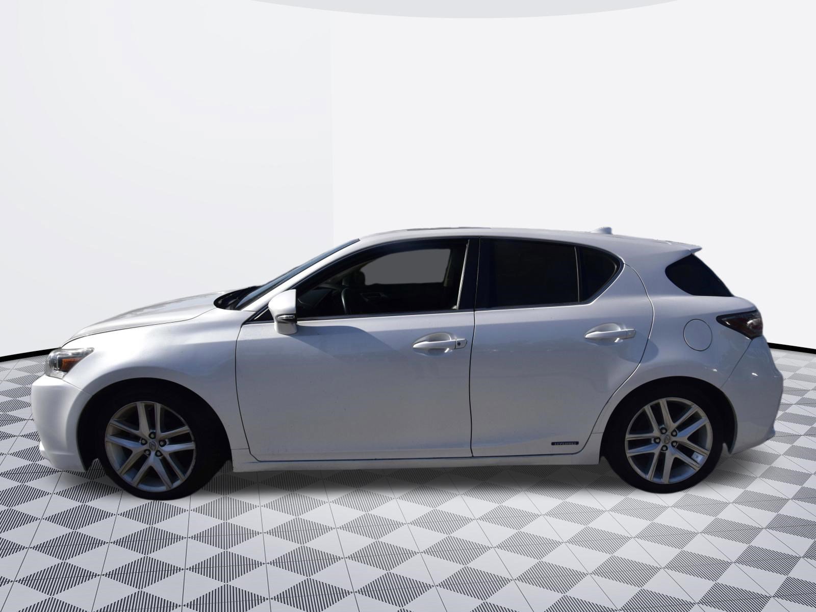 Used 2015 Lexus CT 200h w/ Navigation Package image 4