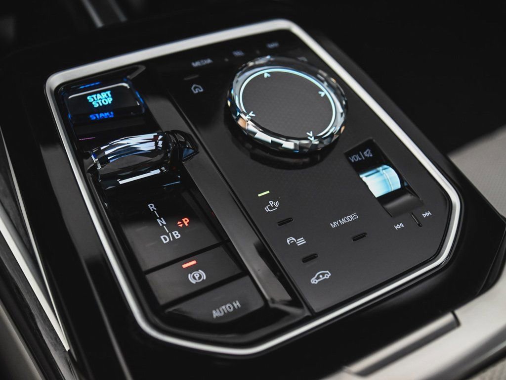 Used 2024 BMW i7 M70 w/ Executive Package image 28