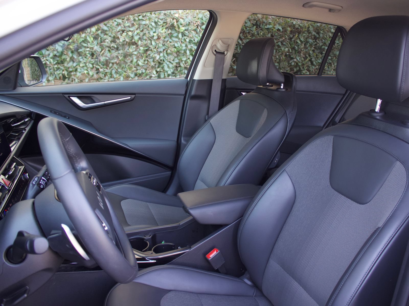 Used 2025 Kia Niro EX FWD image 13