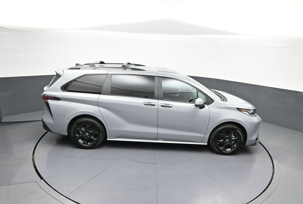 Used 2025 Toyota Sienna XLE Woodland Edition AWD/4WD image 39