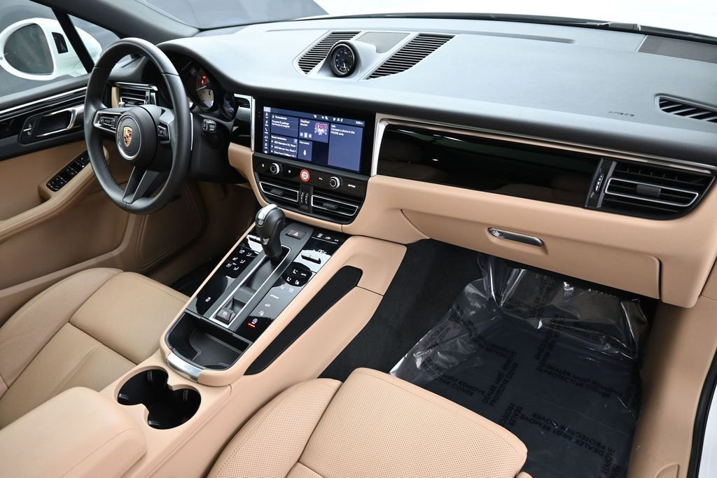 Certified 2025 Porsche Macan AWD/4WD image 32