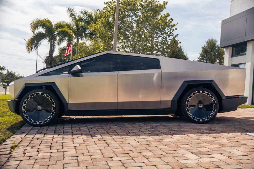 Used 2024 Tesla Cybertruck AWD Crew Cab image 2