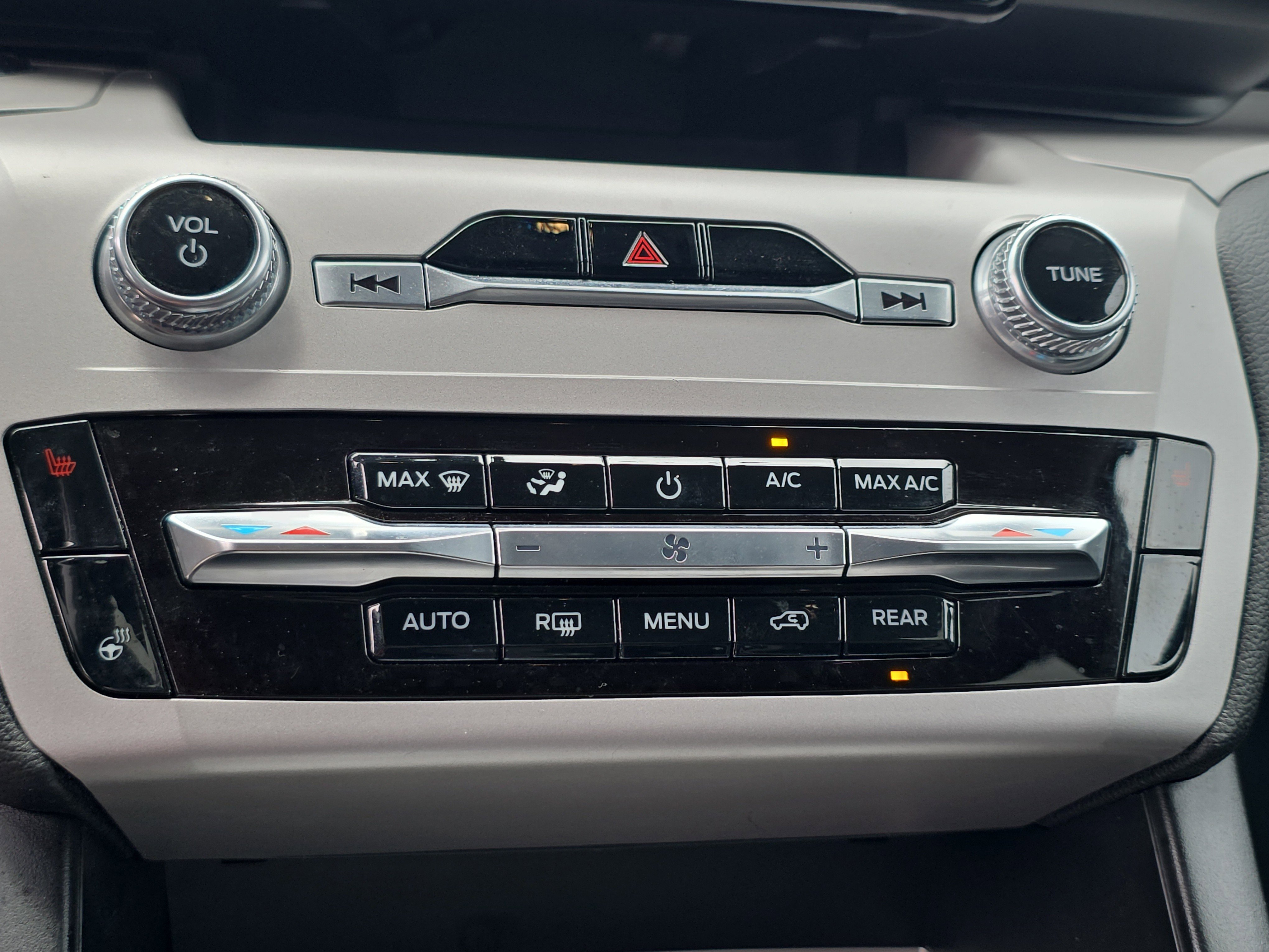 Used 2023 Ford Explorer XLT w/ Equipment Group 202A RWD image 35