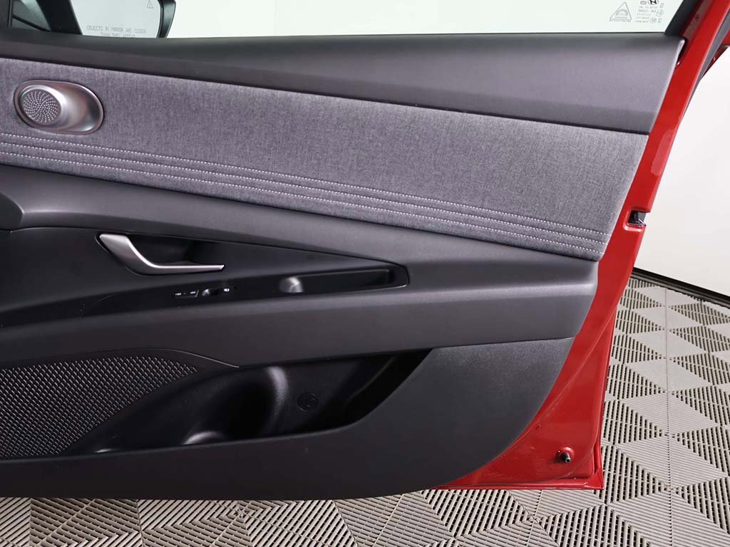 Certified 2025 Hyundai Elantra Limited image 24