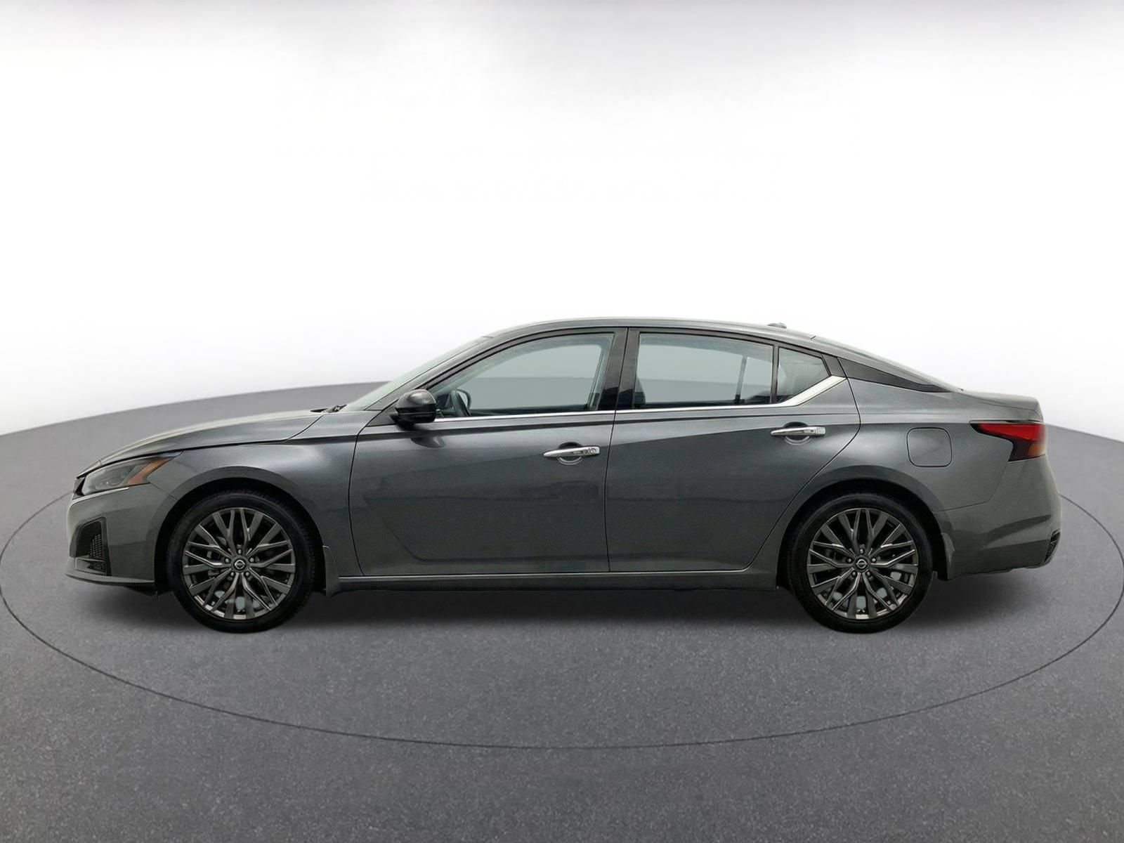Used 2025 Nissan Altima 2.5 SV FWD image 4
