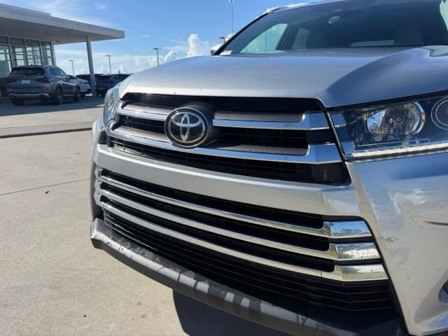 Used 2017 Toyota Highlander Limited FWD image 3