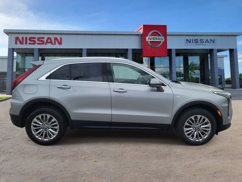 Used 2025 Cadillac XT4 Premium Luxury FWD image 3