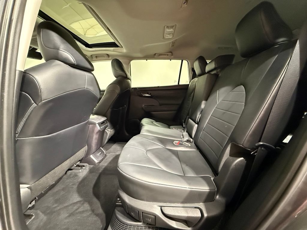 Used 2021 Toyota Highlander XLE AWD/4WD image 20