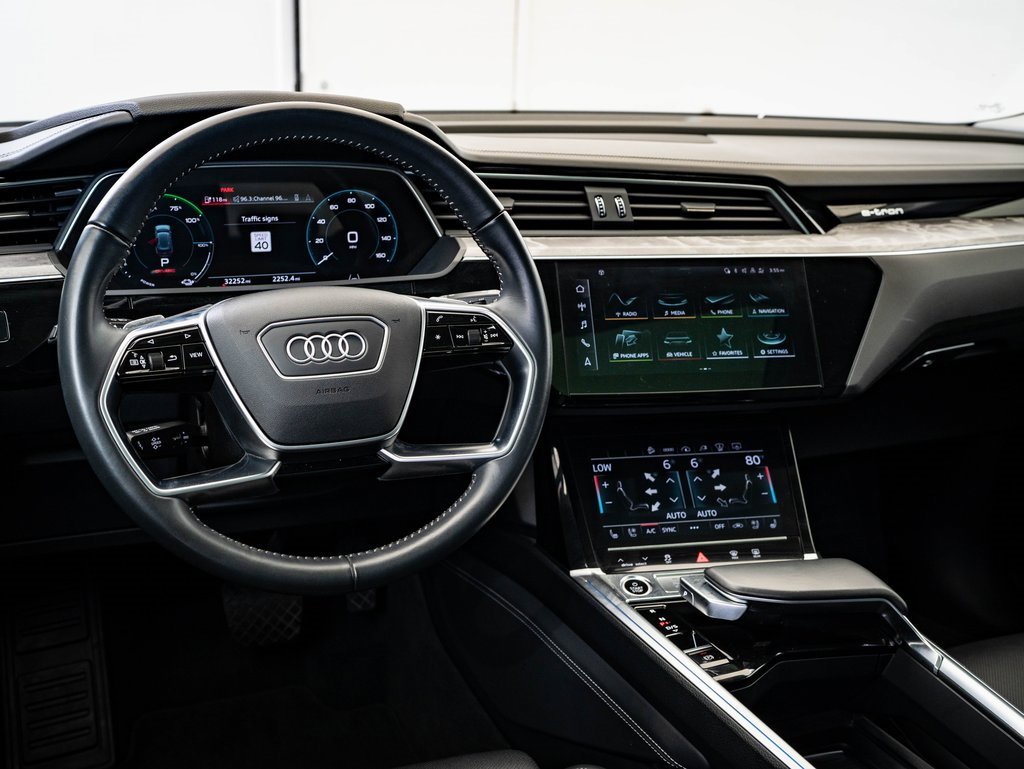 Used 2021 Audi e-tron Prestige w/ Prestige Package image 4