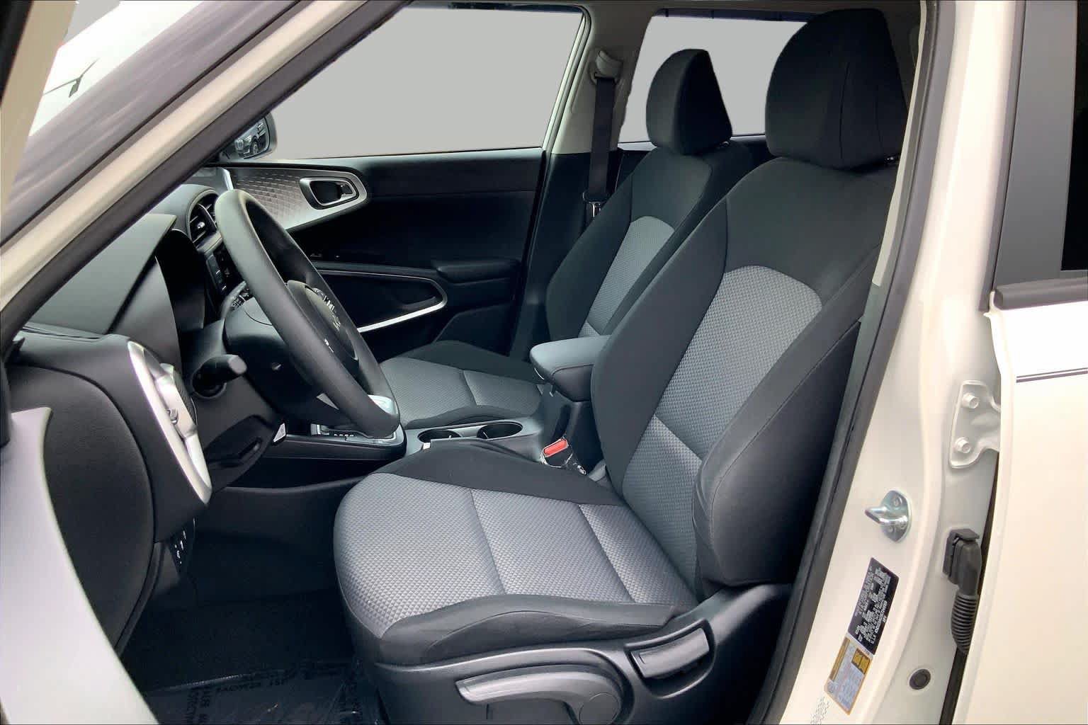 Used 2025 Kia Soul LX w/ LX Technology Package FWD image 8