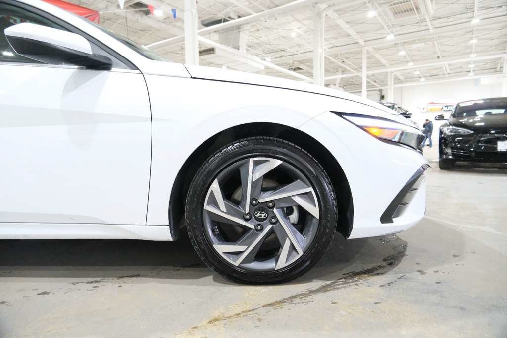 Used 2025 Hyundai Elantra SEL FWD image 14