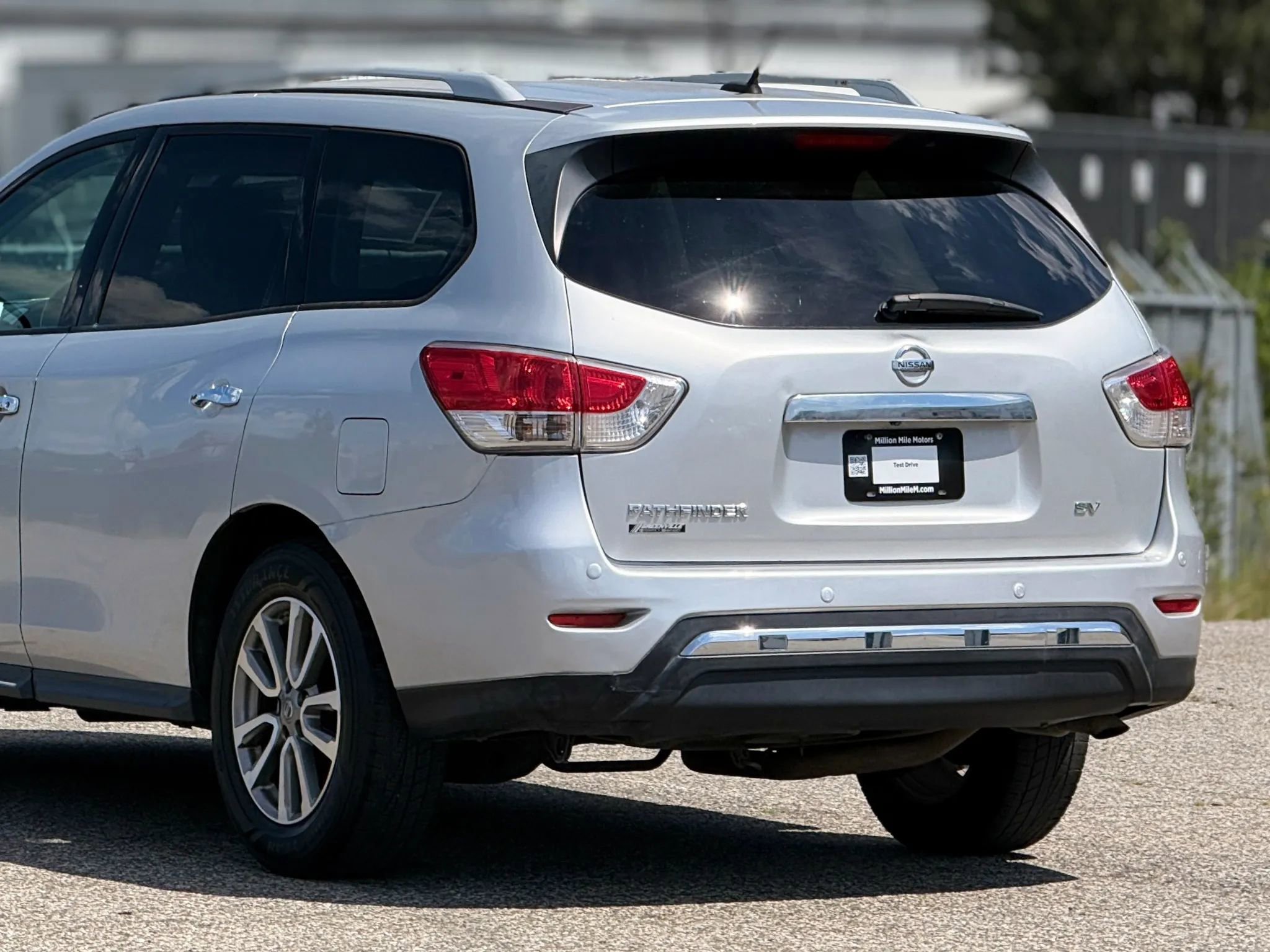 Used 2015 Nissan Pathfinder SV image 16