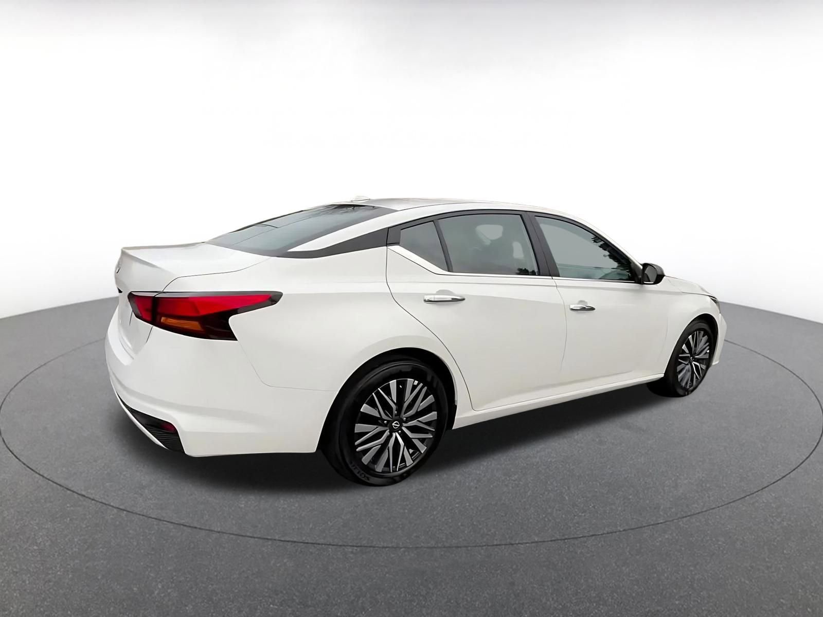 Used 2025 Nissan Altima 2.5 SV image 14