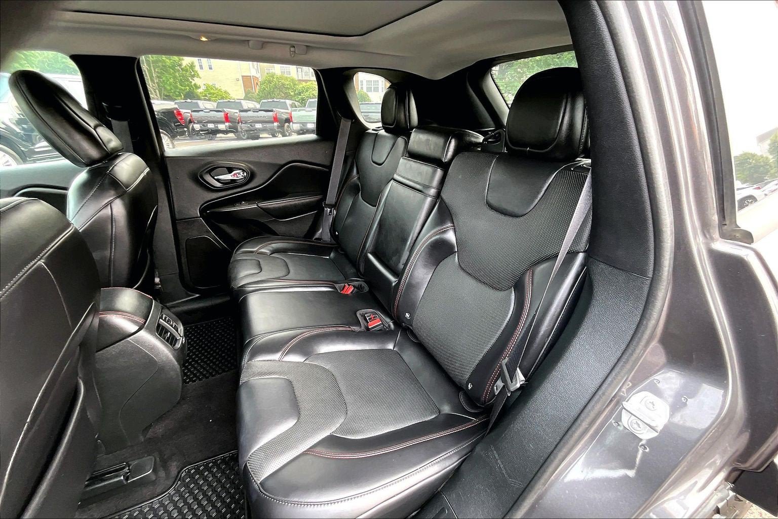 Used 2019 Jeep Cherokee Trailhawk AWD/4WD image 25
