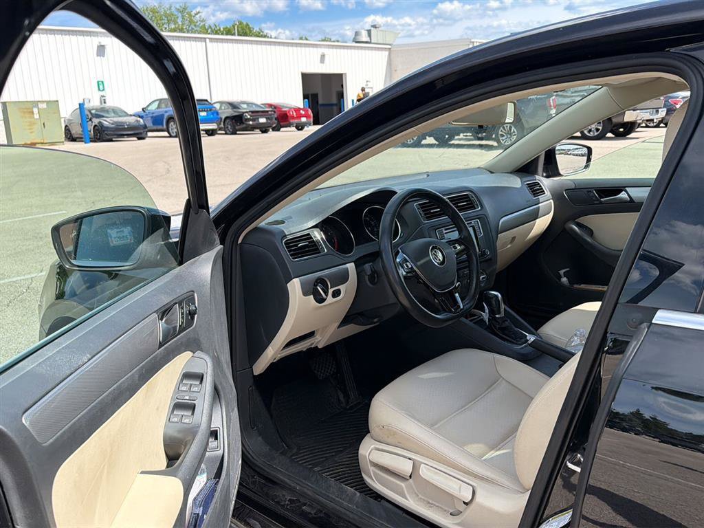 Used 2017 Volkswagen Jetta SE FWD image 4