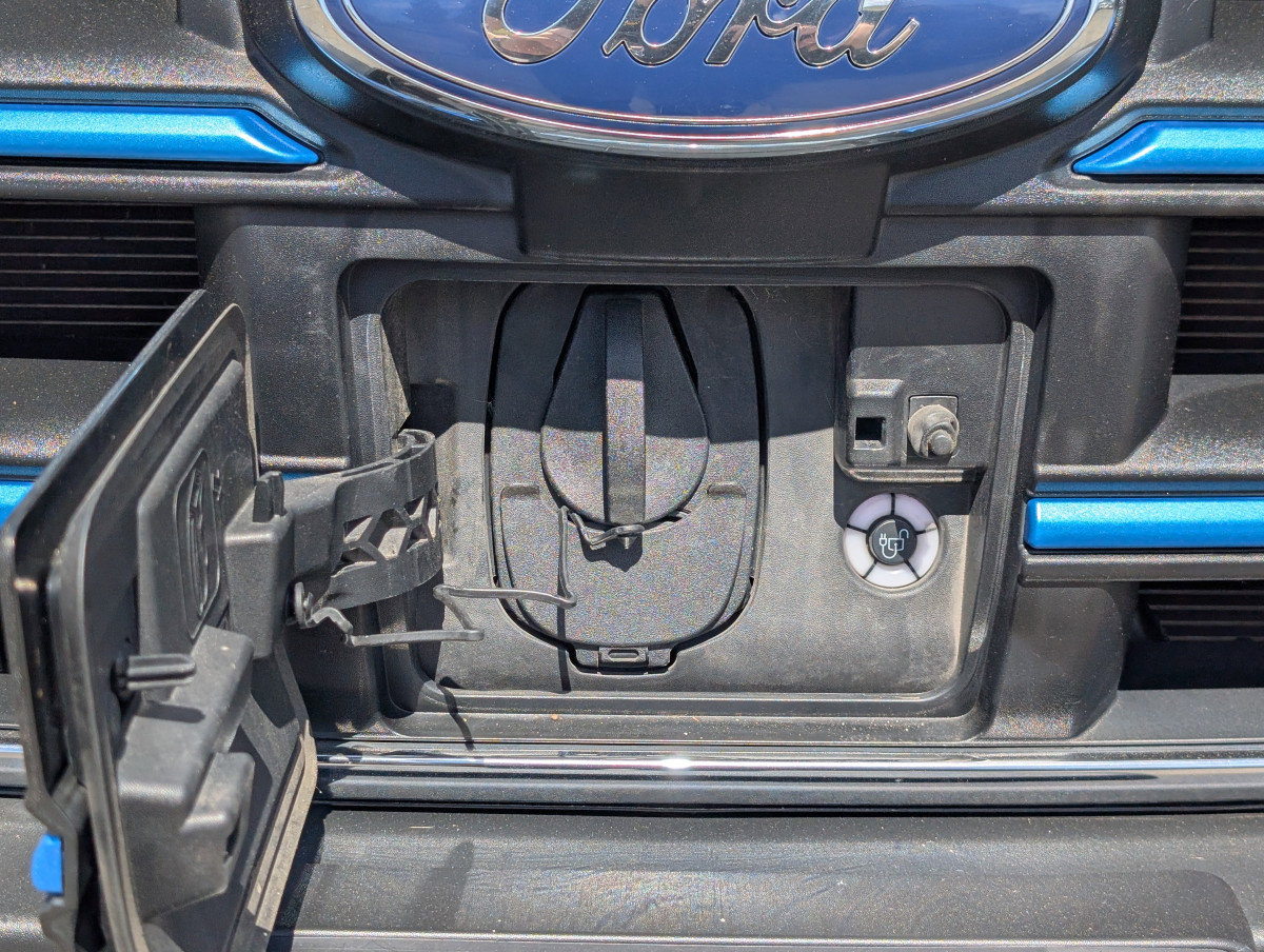 Used 2023 Ford E-Transit 148 High Roof image 6