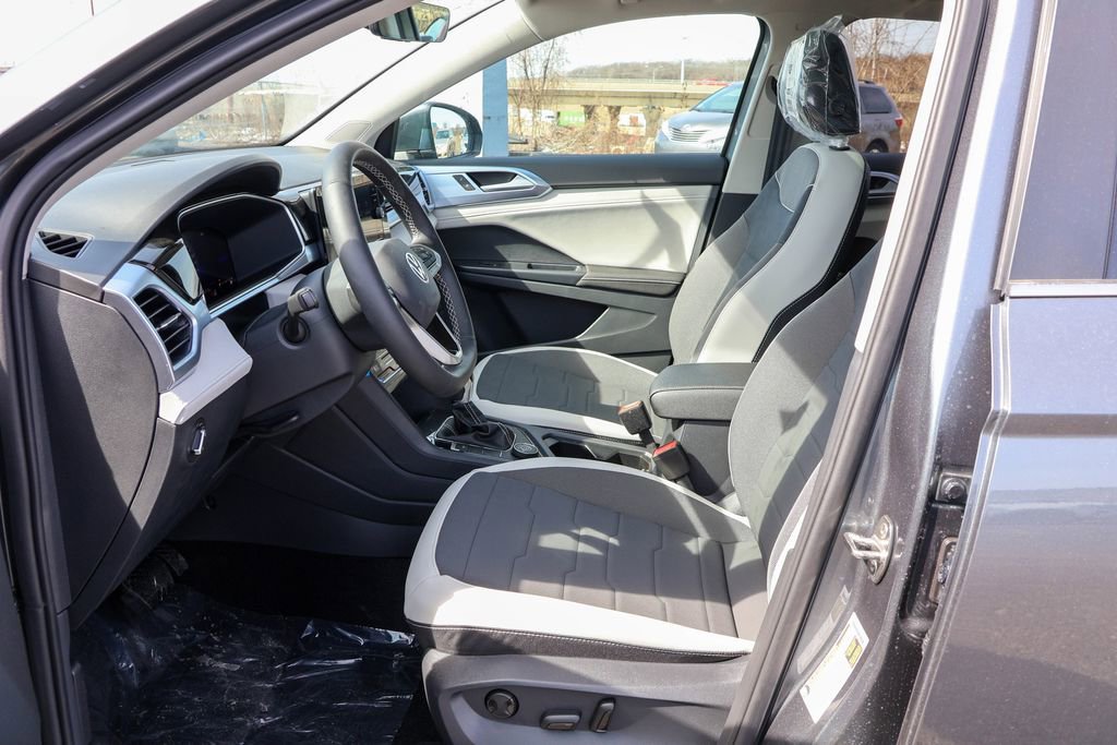 New 2025 Volkswagen Taos SE image 5